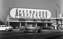 Petroleum and patriotism have long proved a heady mix in Mexican politics. “Serving the nation,” says this 1956 Pemex sign. (Getty Images)